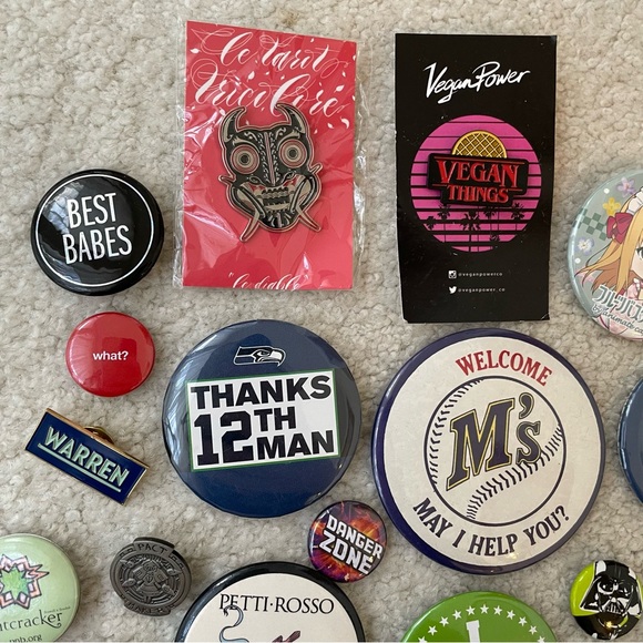 Colorful Button and Pin Collection (30) - Picture 4 of 8